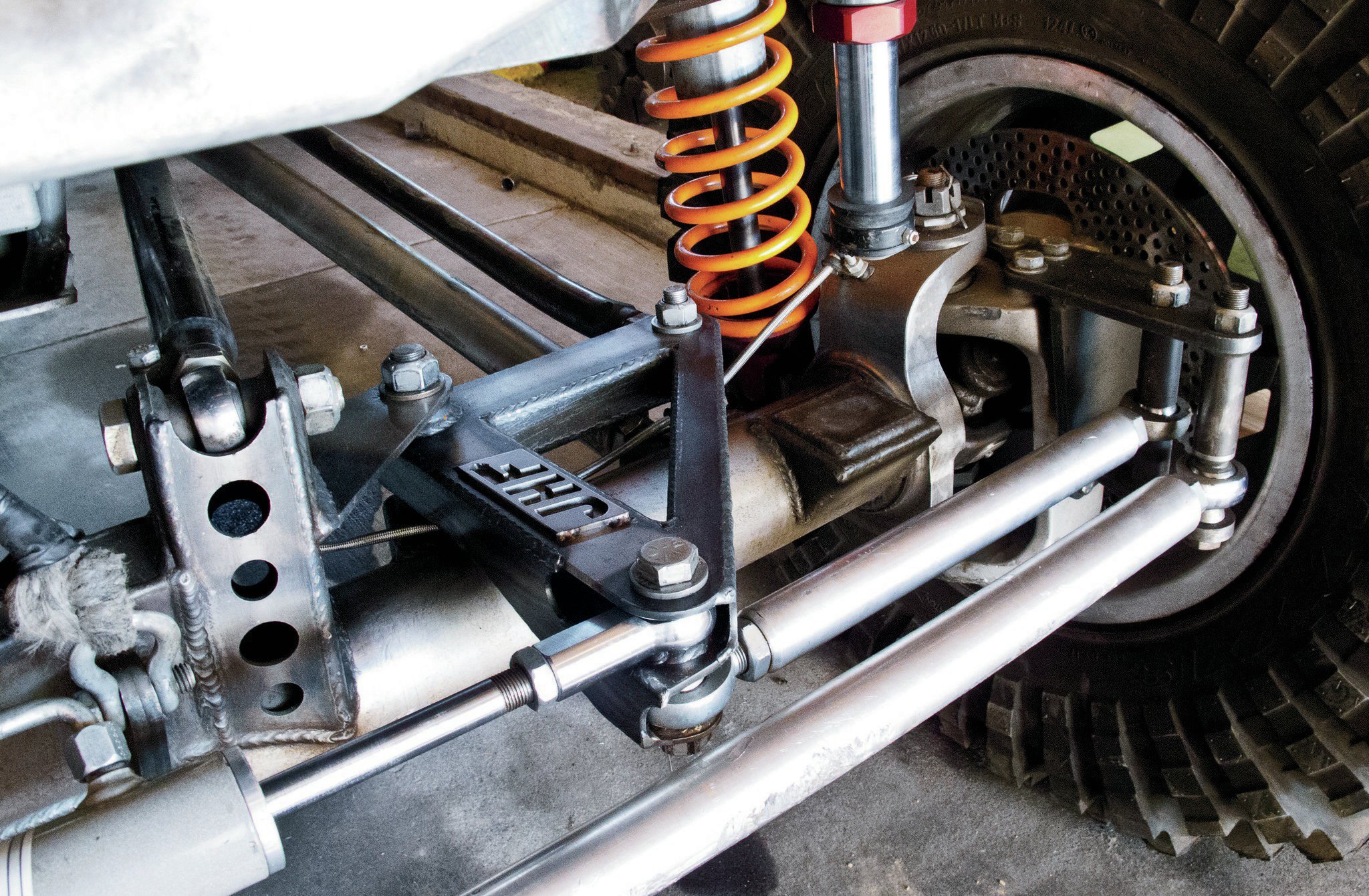 The front suspension on Haines’ previous flatfender buggy used a triangulated four-link with a traditional steering box to conform with rules for the class it was raced in. The steering box was mounted on the firewall and used a bellcrank system. This maximized articulation and minimized bumpsteer, but it was heavier and more complex than we wanted on our Tracker.