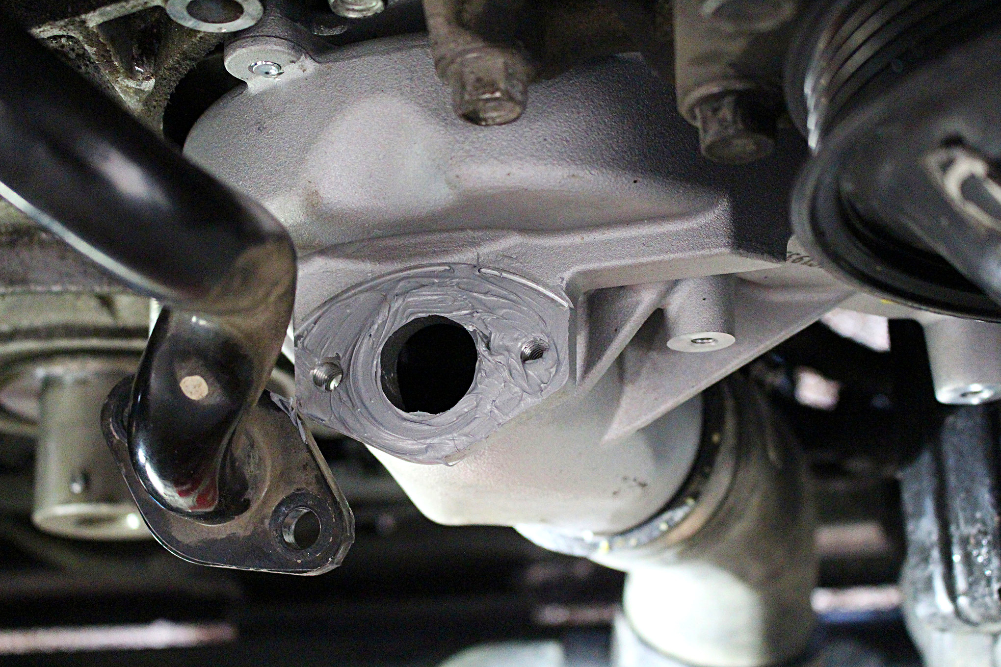 15 Half Dayin It 2006 Duramax Harmonic Balancer Bolt Photo 163463871