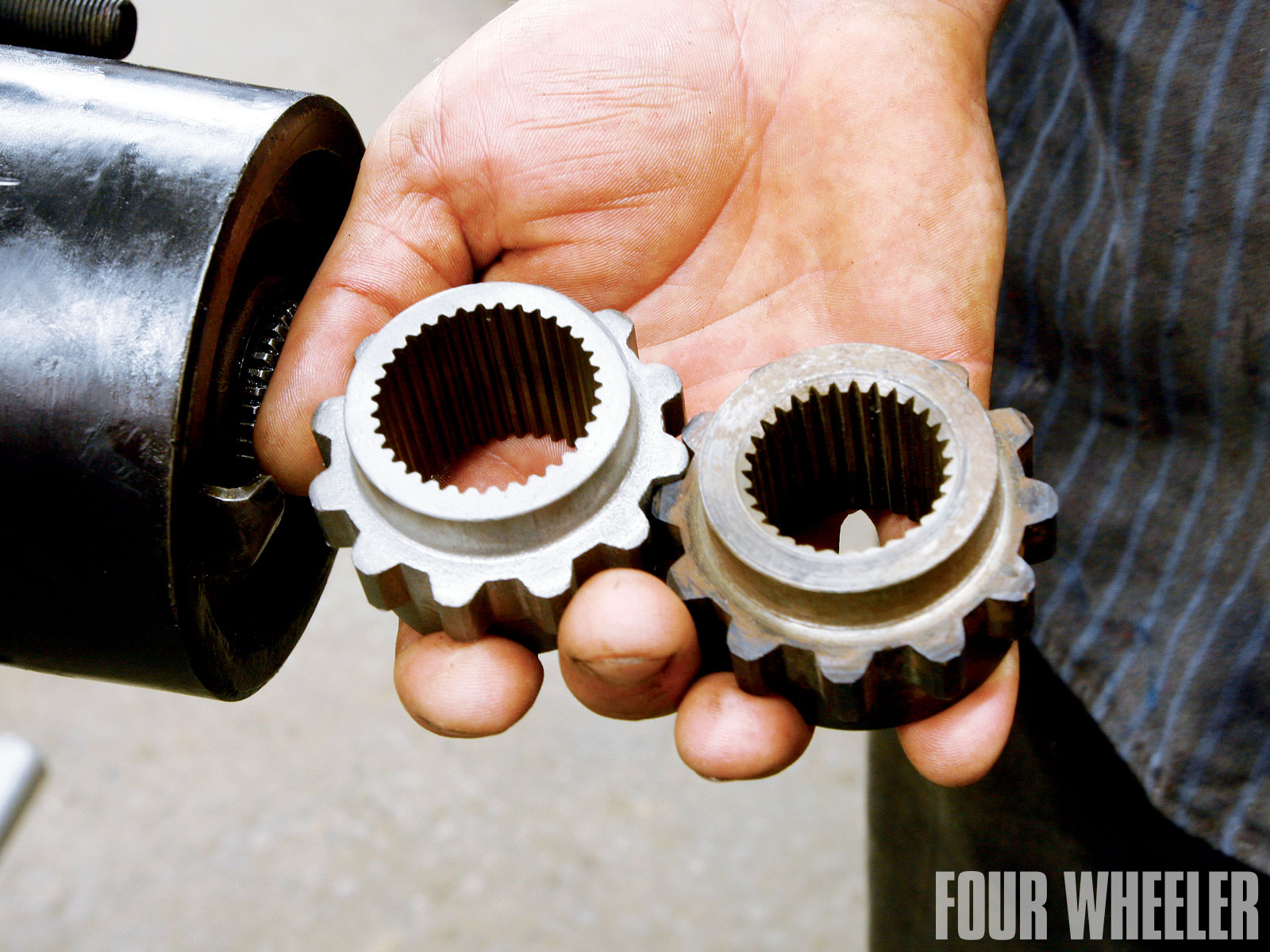 Spicer lockouts were modified to be used on this axle. The gears are made of machined steel and they're very strong. Custom Diff broached out the gears from 30-spline to 35-spline so that they would work with the Yukon outers.