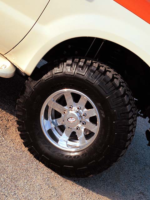 This suspension made room for a larger wheel and tire package, which became a combination of 37x12.50R17 Goodyear Wrangler MT/R tires and 17x10-inch Boyd Coddington Juggernaut wheels.